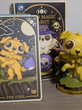 The Fool Yellow Dog Figurine & Tarot Card Set - Kaleidos